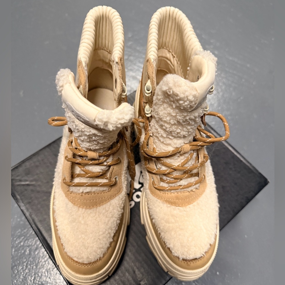 Sorel Women's Cream and Tan Boots